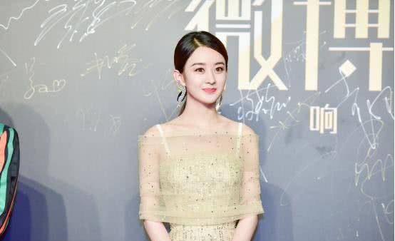 赵丽颖穿衣有仙气，围着胳膊裹层纱，气质温柔娴静